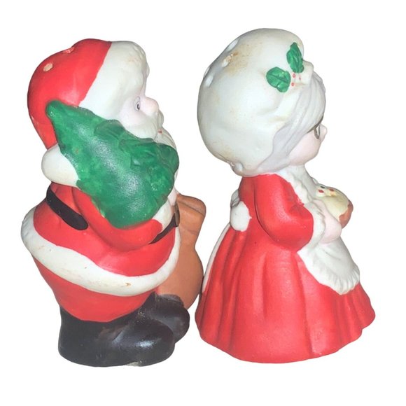 Santa and Mrs Claus Salt and Pepper Shaker Set - Picture 2 of 9
